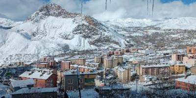 Hakkari'de kar yağışı; 240 yerleşim yerine ulaşım yok