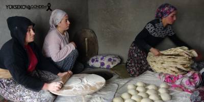 Yüksekovalı kadınlar depremzedeler için ekmek pişirdi