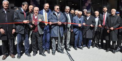Yüksekova'da Cadde Moda isimli iş yerinin açılışı yapıldı