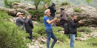 Telefon Konuşmak İçin Ağaca, Dağa Ve Dama Çıkıyor