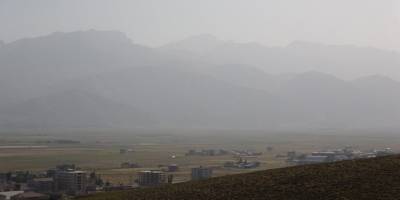 Bunaltıcı sıcaklarla birlikte Yüksekova'da dağlar toz bulut içinde kaldı