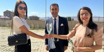 Yüksekova'ya atanan öğretmenleri güllerle karşıladılar