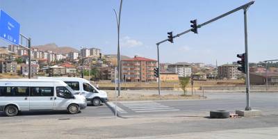 Yüksekova'da kazaların yaşandığı kavşağa trafik ışıkları bırakıldı