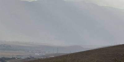 Yüksekova’da toz bulutu dağları kapladı