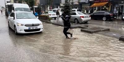 Yüksekova'da yağış sonrası caddeler göle döndü