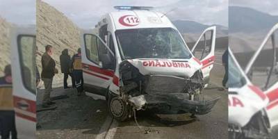 Hakkari'den Van'a Hasta taşıyan ambulans kaza yaptı: 4 yaralı