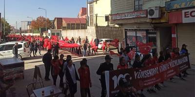 Yüksekova da 29 Ekim etkinlikleri kapsamında kortej yürüyüşü