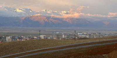 Yüksekova dağları beyaza büründü