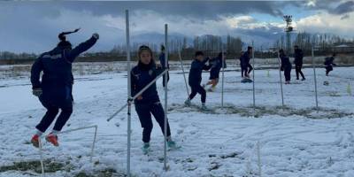 Yüksekova'da Kadın futbolcular karlı zeminde şampiyonluğa hazırlanıyor