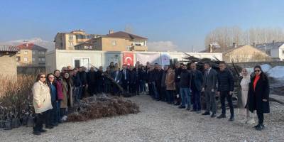 Yüksekova'da çiftçilere meyve fidanı dağıtıldı
