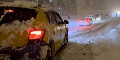 Yüksekova’da etkili olan kar yağışı sürücülere zor anlar yaşattı