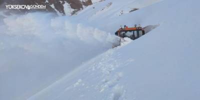Van’da kar kalınlığı iş makinesinin boyunu aştı