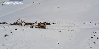 Yüksekova'da kapalı köy yollarının açılması için çalışmalar sürüyor