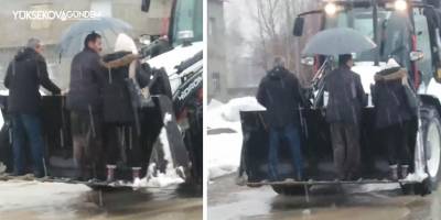 Yüksekova’da yolda mahsur kalan vatandaşları ekipler kepçeyle taşıdı