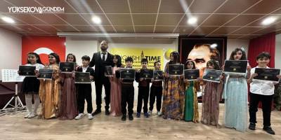 Yüksekova’da öğrenciler, İngilizce oynadıkları tiyatro sonrası sertifikalarını aldı