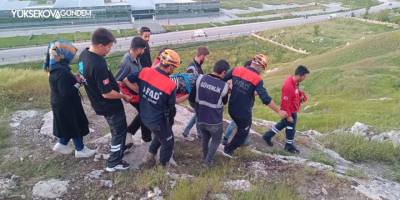 Van Kalesi'nde fotoğraf çektirmek isterken aşağı düştü