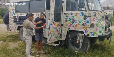 Alman turistler “El Ele” sloganıyla Hakkari’ye geldi