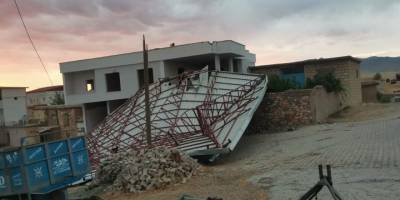 Diyarbakır’da fırtınada caminin çatısı uçtu