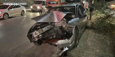 Yüksekova'da Otomobil direğe çarptı: 4 kişi yaralı