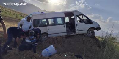 Yüksekova'da İşçileri taşıyan minibüs kaza yaptı: 5 yaralı