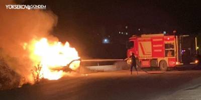 Yüksekova'da ticari araç alev alev yandı