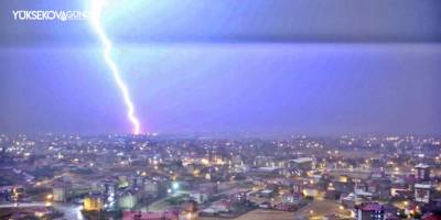 Yüksekova'da şimşekler geceyi gündüze çevirdi