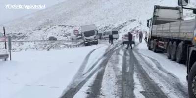 Yüksekova-Van kara yolunda kar yağışı nedeniyle çok sayıda araç mahsur kaldı
