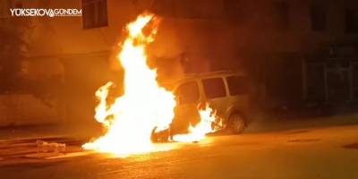 Seyir halindeki kamyonet alev alev yandı