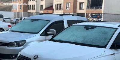 Yüksekova’da araçların camları buz tuttu