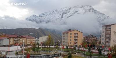 Hakkari’nin etrafını saran dağlar beyaza büründü