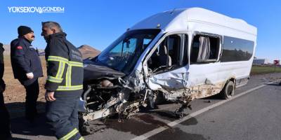 Mardin'de öğretmen servisi ile otomobil çarpıştı: 12 yaralı