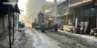 Yüksekova Belediyesi ara sokaklarda kar temizleme çalışmalarına devam ediyor