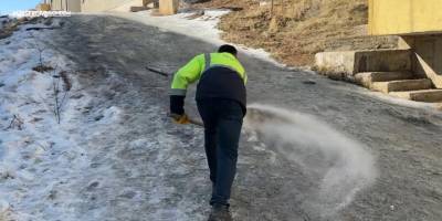 20 yaşındaki gencin ayağının kırıldığı yolda tuzlama çalışması
