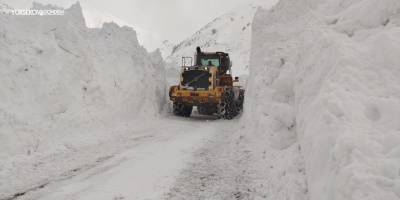 Yüksekova'da Köy Yoluna İnen Çığ Temizlendi