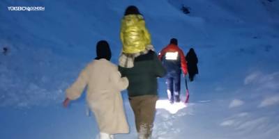 Hakkari’de kara saplanan araçtaki 5 kişi AFAD tarafından kurtarıldı