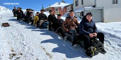 Yüksekova’da çocuklar bidonlar ve kızaklarla kaymanın keyfini çıkardı