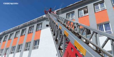 Çatılarda tehlike saçan buz sarkıtları temizlendi