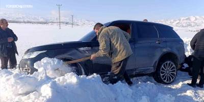 Yüksekova’da kara saplanan aracı ekipler kurtardı