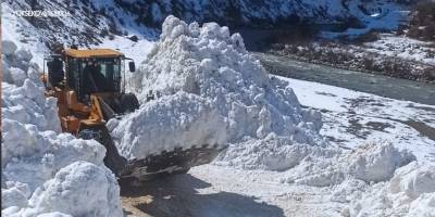 Hakkari’de Çığ Nedeniyle Kapanan Yol Ulaşıma Açıldı