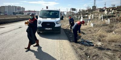Yüksekova Belediyesi Bayram Öncesi Mezarlıklarda Temizlik Çalışması Yaptı
