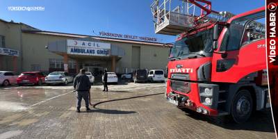 Esendere Belediyesi Yüksekova Devlet Hastanesi Önünü Tazyikli Su ile Temizledi