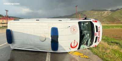 Yüksekova’da Ambulans ile Sivil Araç Çarpıştı: 6 kişi Yaralandı