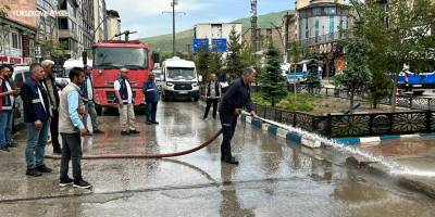 Yüksekova çarşı merkezi tazyikli su ile yıkandı