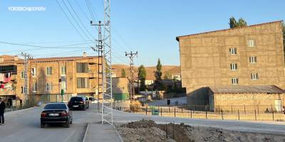 Yüksekova’da kaldırıma dikilen elektrik direklerine tepki