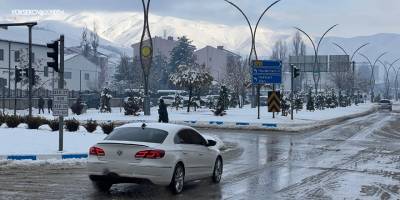 Yüksekova’da etkili olan kar yağışı ilçeyi beyaza bürüdü