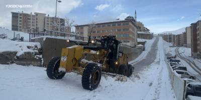 Yüksekova’da kar yağışının ardından belediye ekipleri temizlik çalışması başlattı