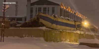 Yüksekova’da Yoğun Kar Yağışı Halı Sahaları Çökertti