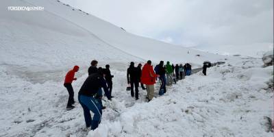 Hakkari’de Çığ Engelini Aşan Avrupalı Dağcılar Rotasına Devam Etti