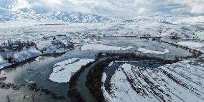 Yüksekova’da kar erimesi sazlık alanı taşırdı