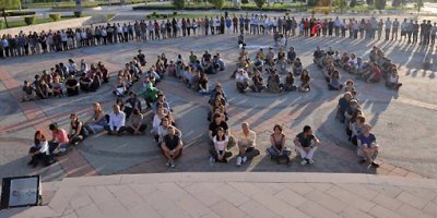 Vücutlarıyla yazdılar: 'Diren Ali'